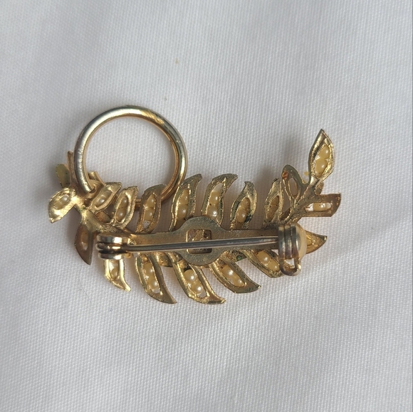 SALE!! Vintage Faux Pearl Gold Tone Leaf Brooch - Picture 4 of 4